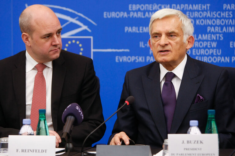 Foto 11: Press conference - Conclusions of the Swedish Presidency - Fredrik REINFELDT, Prime Minister of Sweden and Jerzy BUZEK, EP President