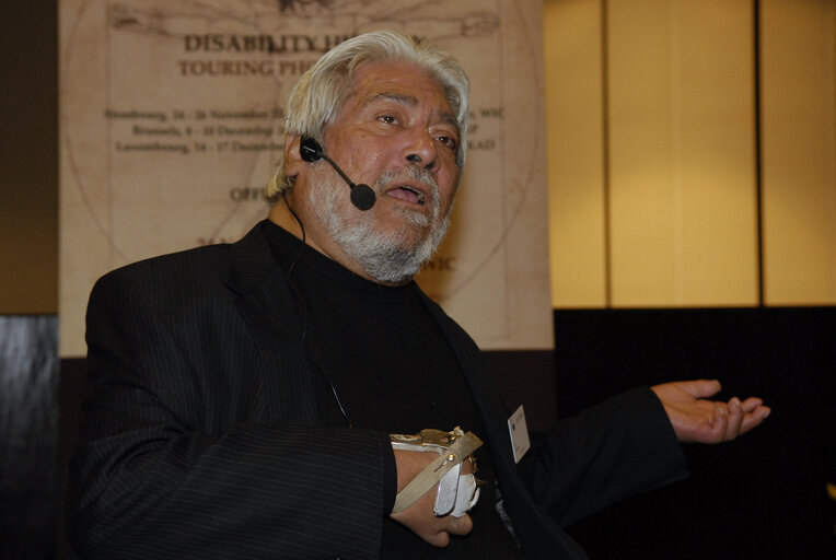 Billede 8: Fair chances for both men and women  Women’s rights/Equal opportunities