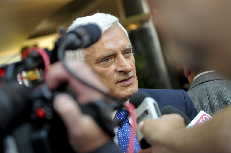 Fotogrāfija 1: EP President welcomes Prime Minister of the first Polish post-communist government, at the European Parliament on the occasion of opening Solidarnosc. A Peaceful Revolution exhibition