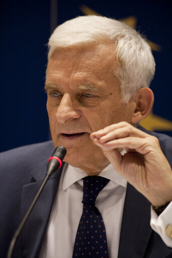 Fotogrāfija 23: President of the European Parliament Jerzy Buzek gives a press conference in Sarajevo