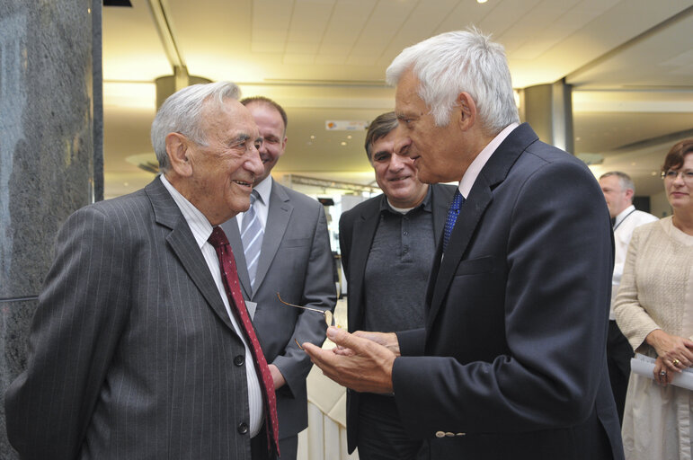 Fotogrāfija 11: EP President welcomes Prime Minister of the first Polish post-communist government, at the European Parliament on the occasion of opening Solidarnosc. A Peaceful Revolution exhibition