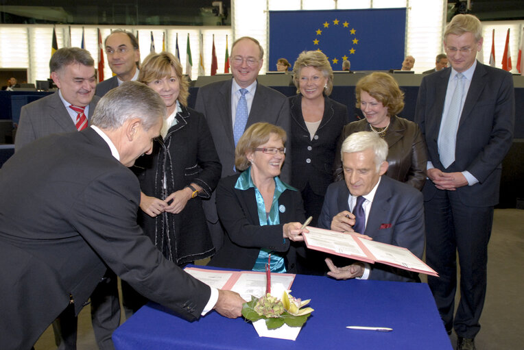 Telecoms Package  Sweden’s Minister for Communications, President of the Council and EP President signed the Telecoms Package.