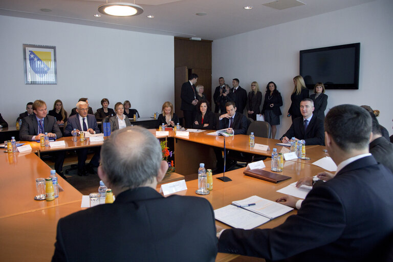 Fotogrāfija 3: President of the European Parliament Jerzy Buzek (2nd L) and Peter Sorensen (L), EU Special Representative and Head of EU Delegation to Bosnia and Herzegovina meet  with eadership of the Parliamentary Assembly of Bosnia and Herzegovina in Sarajevo