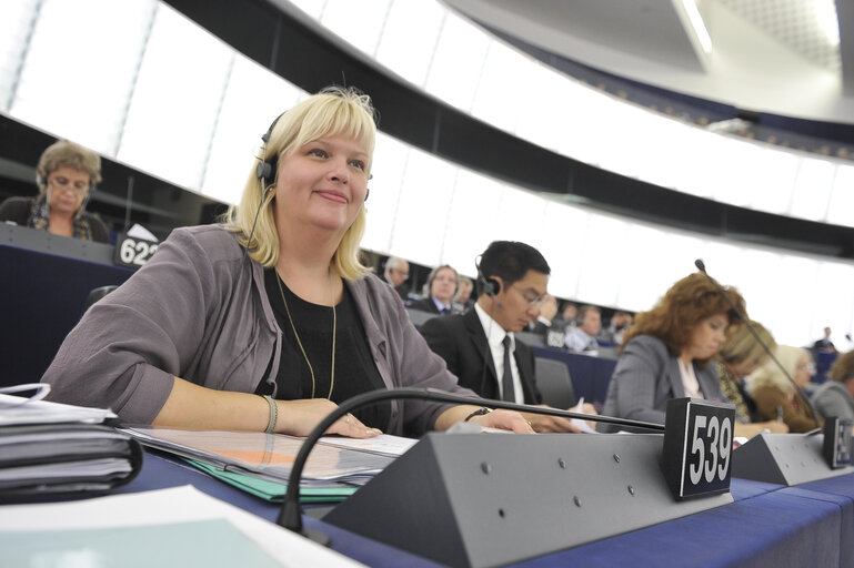 Fotografija 6: Anna Hedh during votes, plenary session in Strasbourg week 43