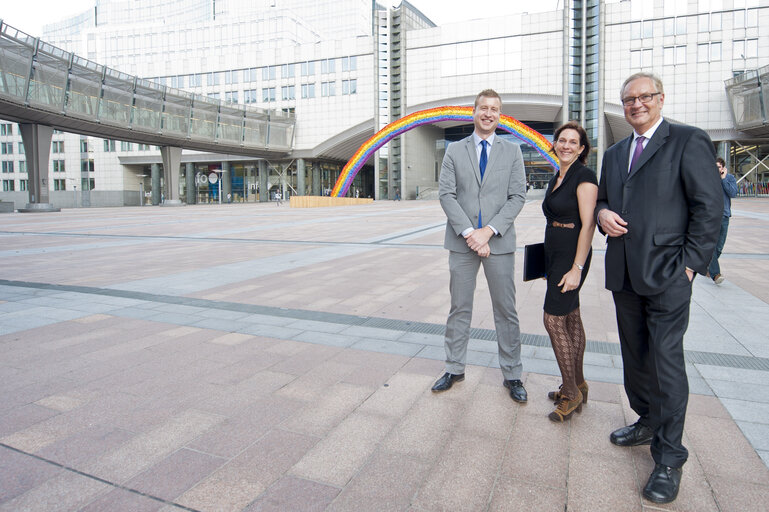 Foto 15: Portrait of MEP Hans Peter MAYER and assistants