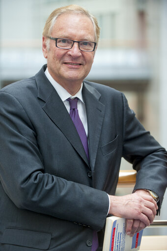 Fotografi 23: Portrait of MEP Hans Peter MAYER and assistants