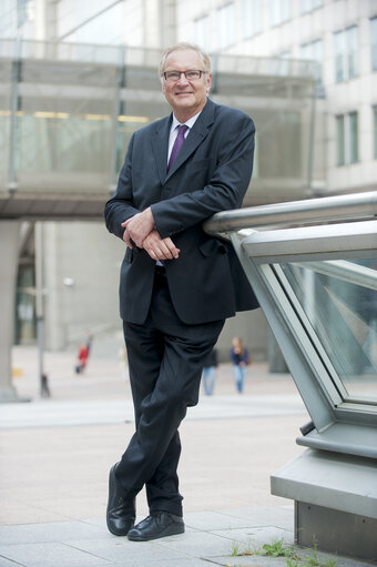 Fotografi 11: Portrait of MEP Hans Peter MAYER and assistants