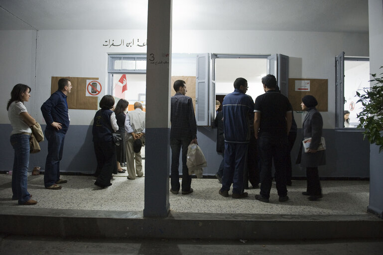 Valokuva 14: Counting at a polling station at the end of the day of election of the Tunisian Constituent Assembly in Tunis.