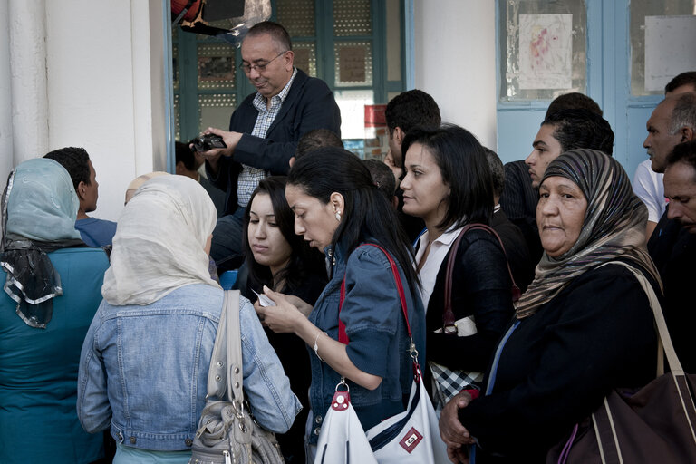 Fotografija 42: Raued, Tunisia 21 October 2011  European Union observers Laura Bretea and Anne Uhlig visit a training center for election staff.   Following the invitation from the Tunisia interim government, the European Union established an Election Observation Mission to monitor the upcoming elections for a Constituent Assembly scheduled on October 23rd 2011.