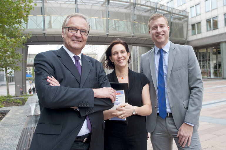 Fotografija 7: Portrait of MEP Hans Peter MAYER and assistants