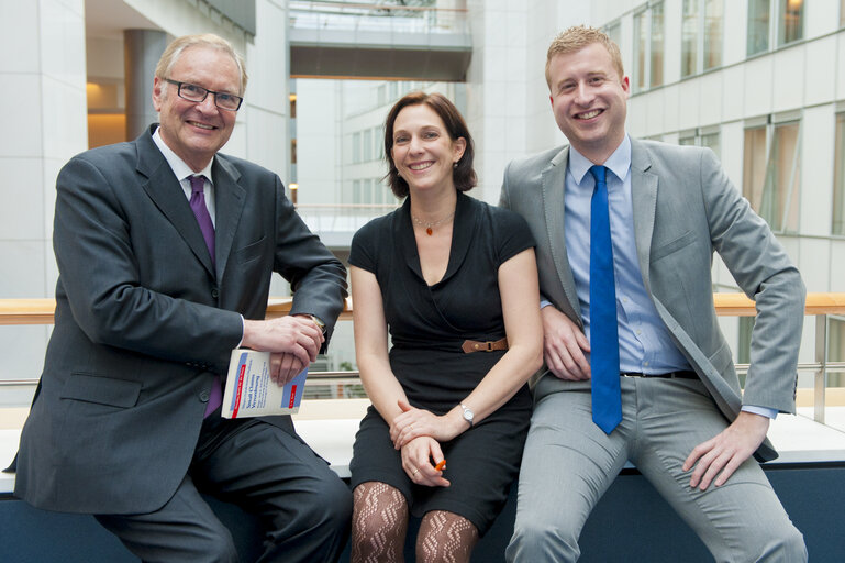 Fotografi 24: Portrait of MEP Hans Peter MAYER and assistants