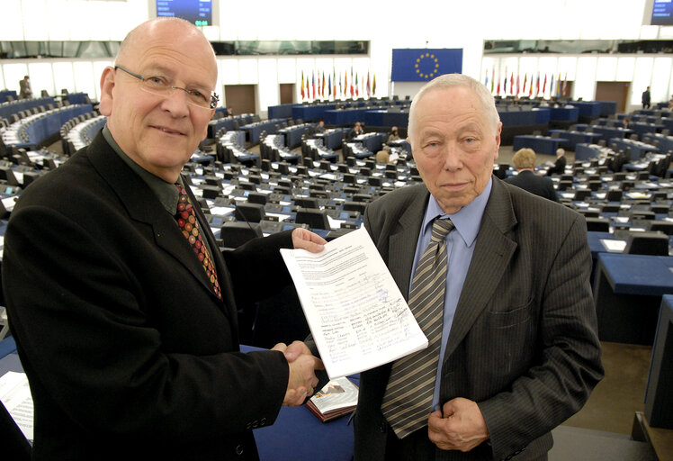 Fotografija 1: MEPs Glyn FORD and Marcin LIBICKI showing petition