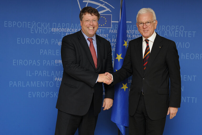 Foto 4: President Pöttering welcomes Rory Montgomery, Ambassador and Permanent Representative of Ireland to EU