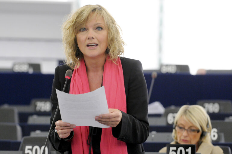 Foto 9: MEPs during the Plenary Session in Strasbourg - week 37  - EU position and commitment in advance of the UN high-level meeting on the prevention and control of non-communicable diseases