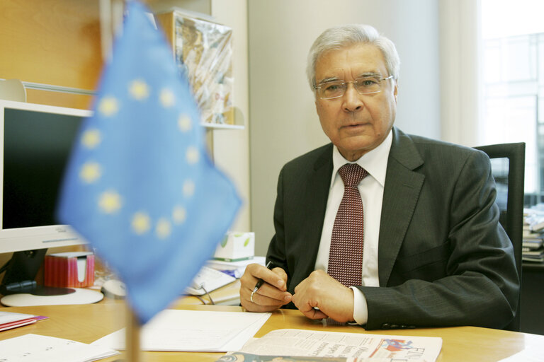 Fotografija 3: Panayiotis DEMETRIOU MEP in his office at the EP in Brussels.