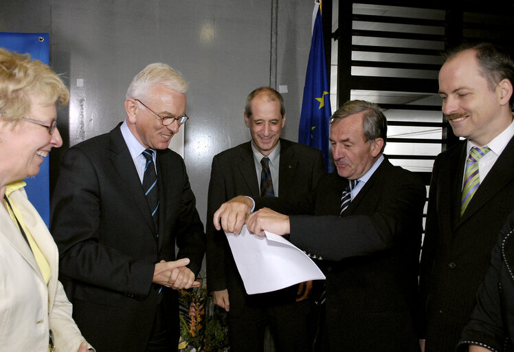 Foto 4: EP President unveiled a plaque to mark Parliament's fight against global warming. It records Parliament's successful registration in the Community eco-management and audit scheme (EMAS), part of its efforts to reduce its CO2 by a third by 2020.