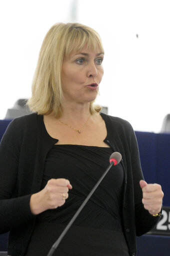 Foto 13: MEPs during the Plenary Session in Strasbourg - week 37  - EU position and commitment in advance of the UN high-level meeting on the prevention and control of non-communicable diseases