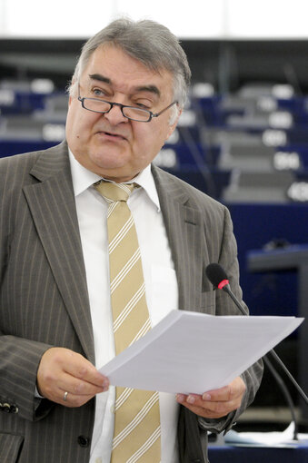 Zdjęcie 2: MEPs during the Plenary Session in Strasbourg - week 37 - EU policy approach to the ITU World Radiocommunication Conference 2012