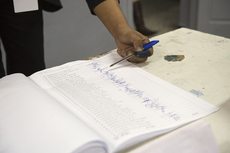 Valokuva 15: Counting at a polling station at the end of the day of election of the Tunisian Constituent Assembly in Tunis.