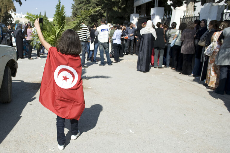 Valokuva 33: Day of election of the Tunisian Constituent Assembly in Tunis.