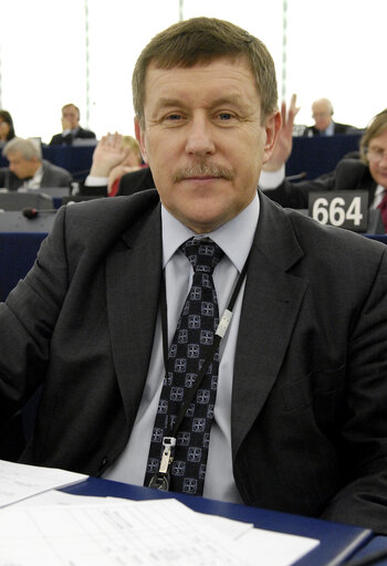 Fotografija 11: Zbigniew Krzysztof KUZMIUK MEP in plenary session in Strasbourg.