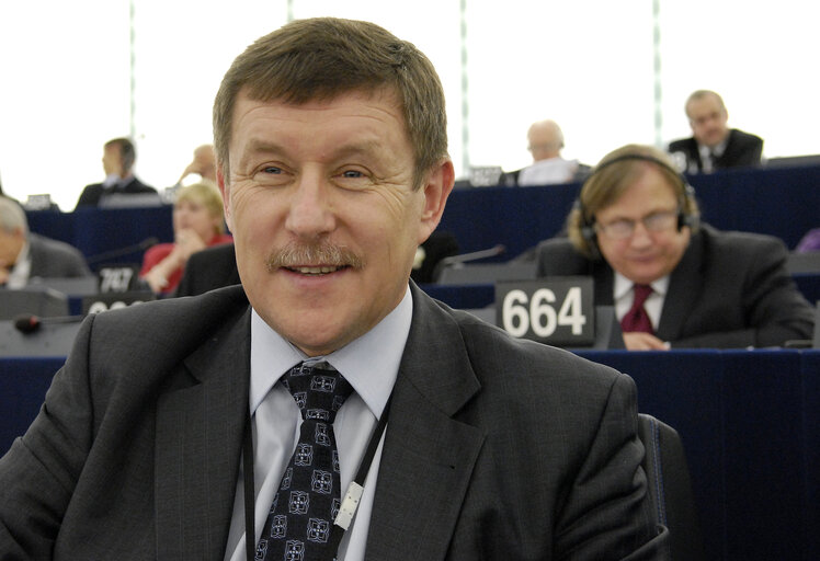 Fotografija 9: Zbigniew Krzysztof KUZMIUK MEP in plenary session in Strasbourg.