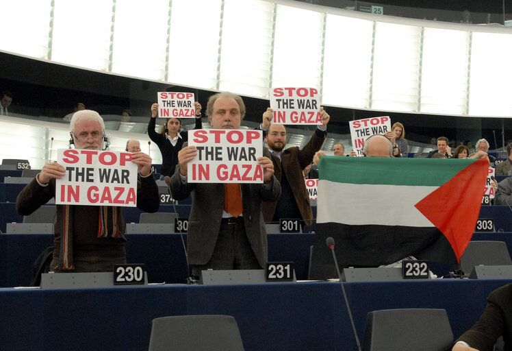 Foto 4: Demonstration against the War in Gaza, at the start of the Plenary Session in Strasbourg.