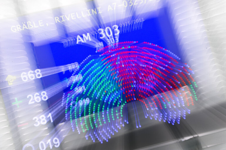 Fotografija 9: Illustration - Hemicycle in Strasbourg, during a plenary  session. Vote result on electronic display in plenary chamber. TV screen