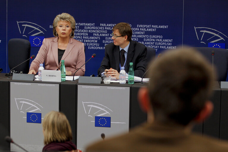 Fotografi 4: Press Conference  Communication on an EU anti drugs policy with Commissioner Viviane REDING