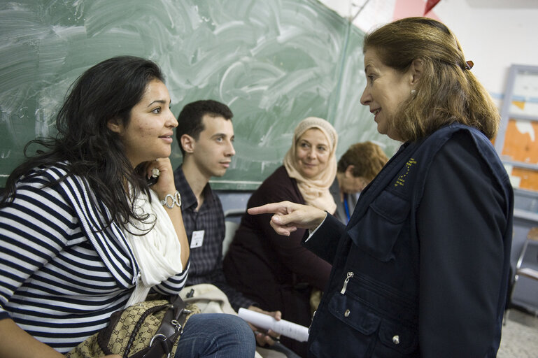 Valokuva 17: Counting at a polling station at the end of the day of election of the Tunisian Constituent Assembly in Tunis.