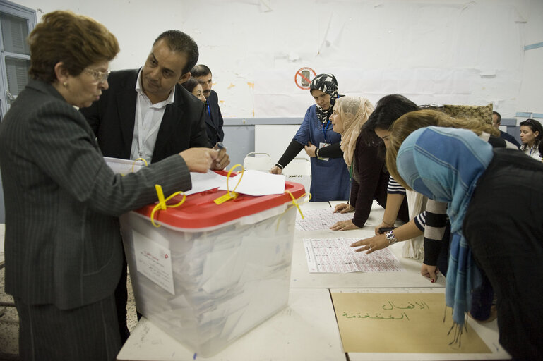 Fotagrafa 10: Counting at a polling station at the end of the day of election of the Tunisian Constituent Assembly in Tunis.