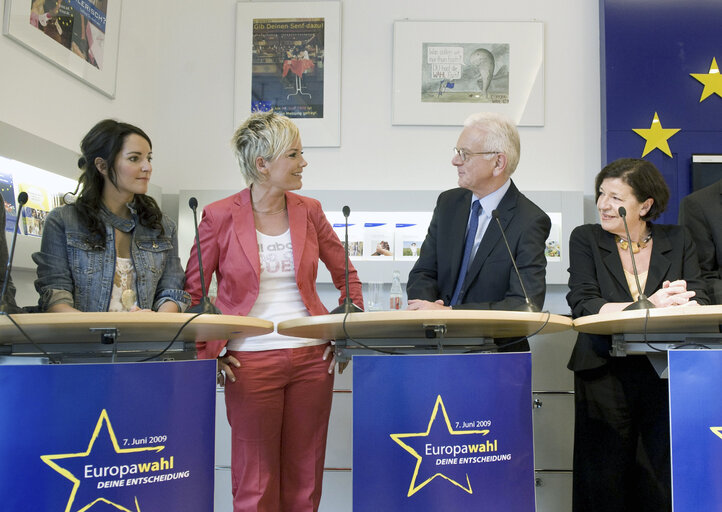 Suriet 12: EP president with Mechthild Rothe , vice president, at the presentation of TV-Spots and posters for the European election.