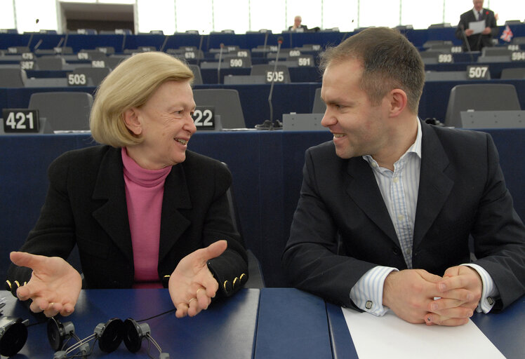 Fotografija 2: Nicole FONTAINE and Daniel Petru FUNERIU in Plenary Session in Strasbourg.