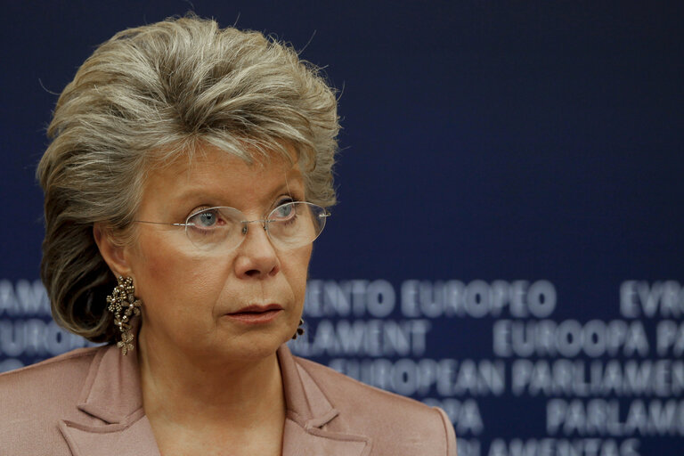 Fotografi 7: Press Conference  Communication on an EU anti drugs policy with Commissioner Viviane REDING