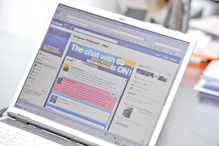Billede 4: Facebook chat on Polish Presidency with EP President