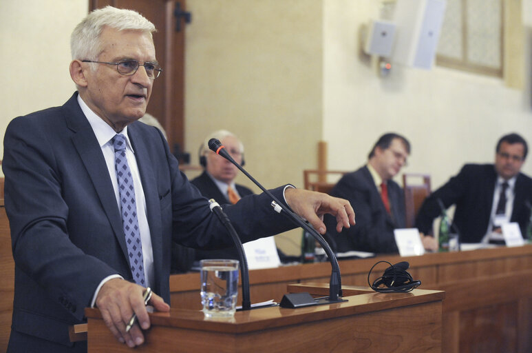 Foto 21: EP President during the conference'' EU Financial Perspective and Priorities of Czech Rep.''