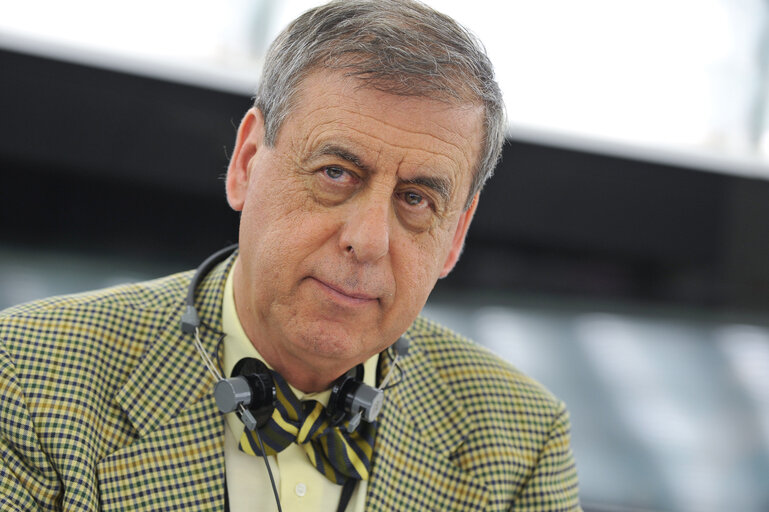 Fotografia 1: Portrait of Francisco SOSA WAGNER during the votes in Plenary Session in Strasbourg - Week 27