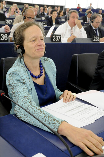 Nuotrauka 17: MEPs in the Hemicycle voting during Plenary Session in Strasbourg - Week 27