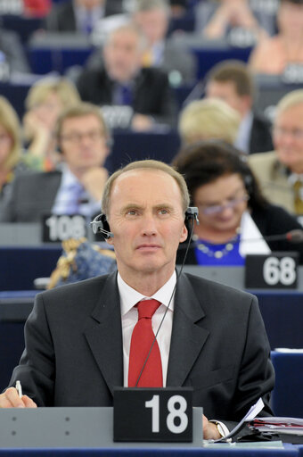 Nuotrauka 9: MEPs in the Hemicycle voting during Plenary Session in Strasbourg - Week 27