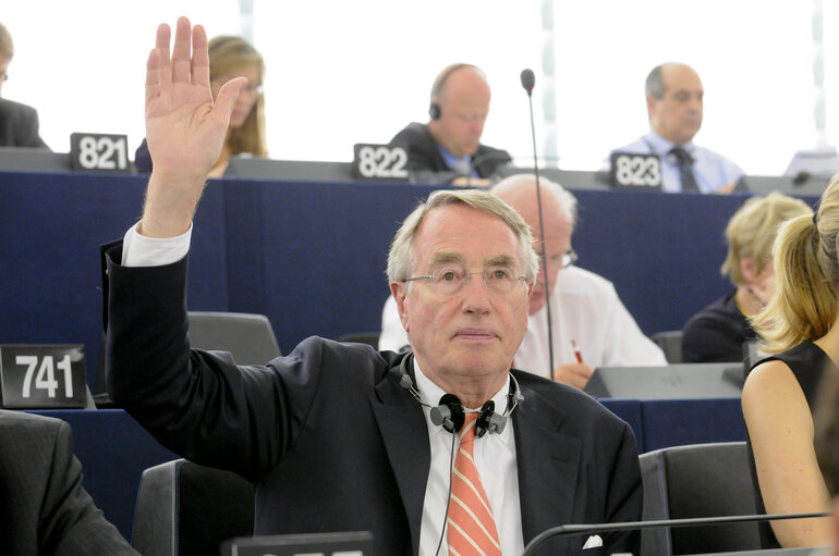 Nuotrauka 5: MEPs in the Hemicycle voting during Plenary Session in Strasbourg - Week 27