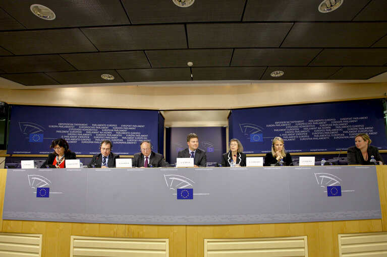 Снимка 5: Press conference on new Consumer Rights Directive