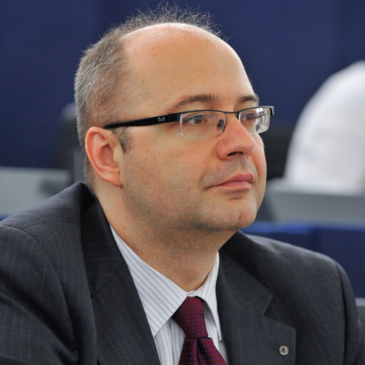 Photo 4: Portraits of Metin KAZAK in Plenary Session in Strasbourg week 27