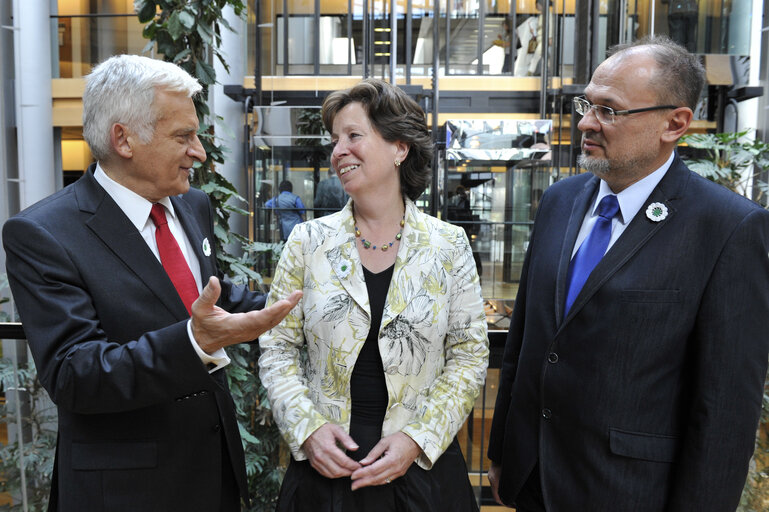 Fotografie 1: Family Picture after the meeting with AFCO Committee