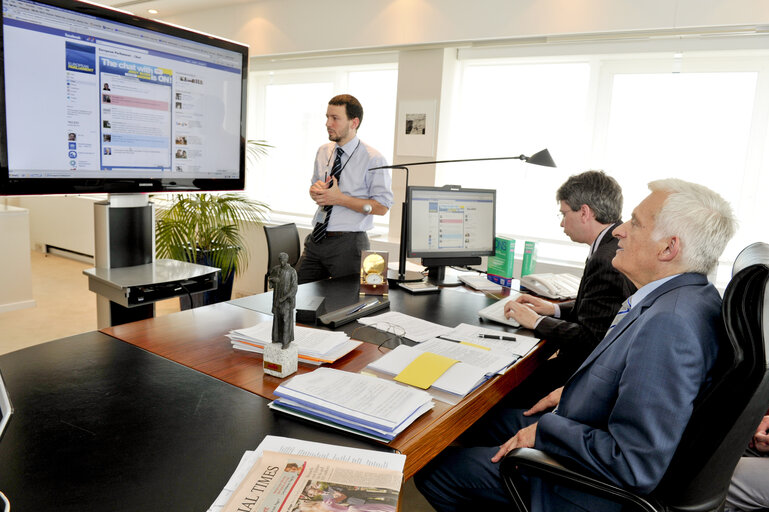 Billede 2: Facebook chat on Polish Presidency with EP President