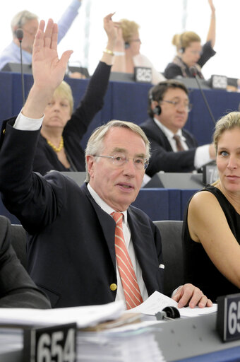 Nuotrauka 2: MEPs in the Hemicycle voting during Plenary Session in Strasbourg - Week 27