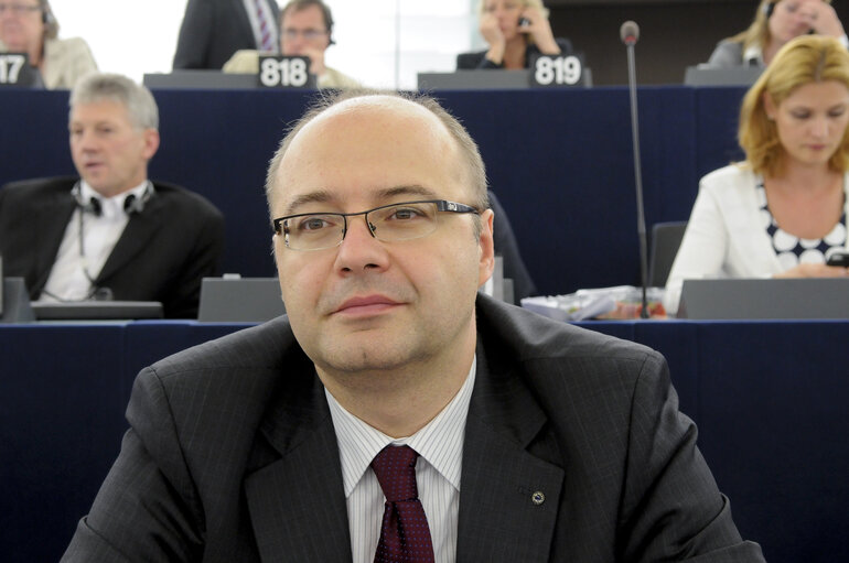 Nuotrauka 19: MEPs in the Hemicycle voting during Plenary Session in Strasbourg - Week 27