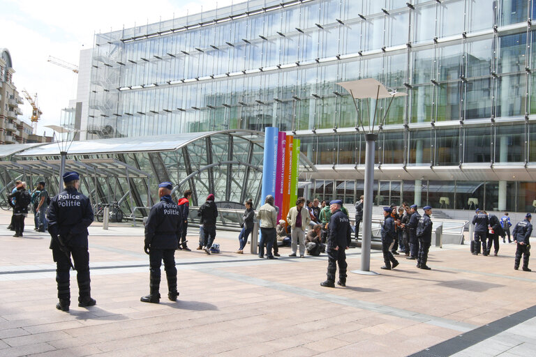 Fotografie 5: Demonstration Les indignés in front of the EP Headquarters in Brussels