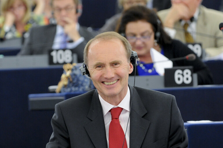 Nuotrauka 7: MEPs in the Hemicycle voting during Plenary Session in Strasbourg - Week 27