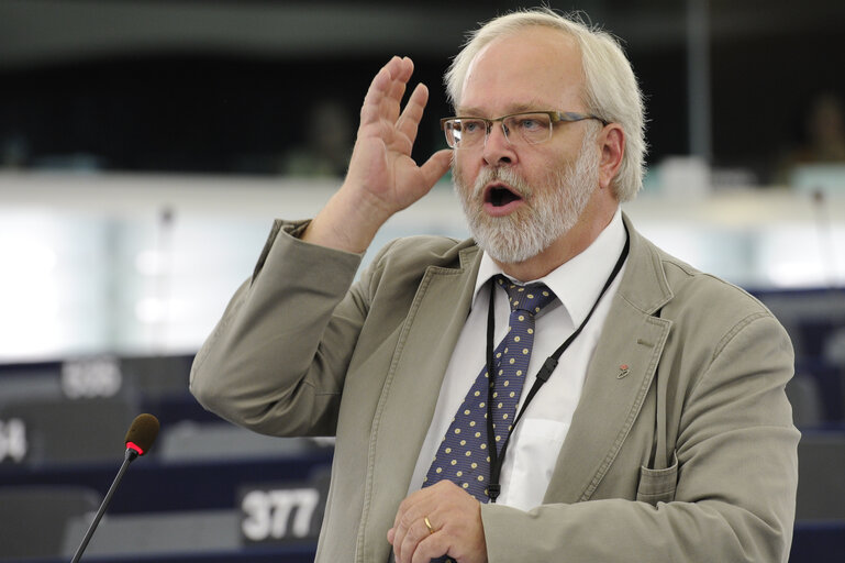 Fotografie 7: Plenary session - Week 27 - Debate on the Commission's Multiannual Financial Framework proposal with EC President