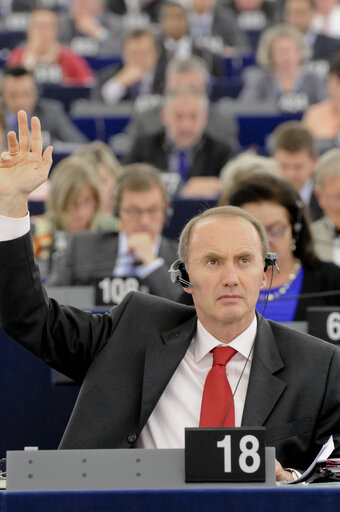 Nuotrauka 8: MEPs in the Hemicycle voting during Plenary Session in Strasbourg - Week 27